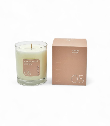 Candela in cera di soia Ambra Legnosa. Collezione Contemporanea
